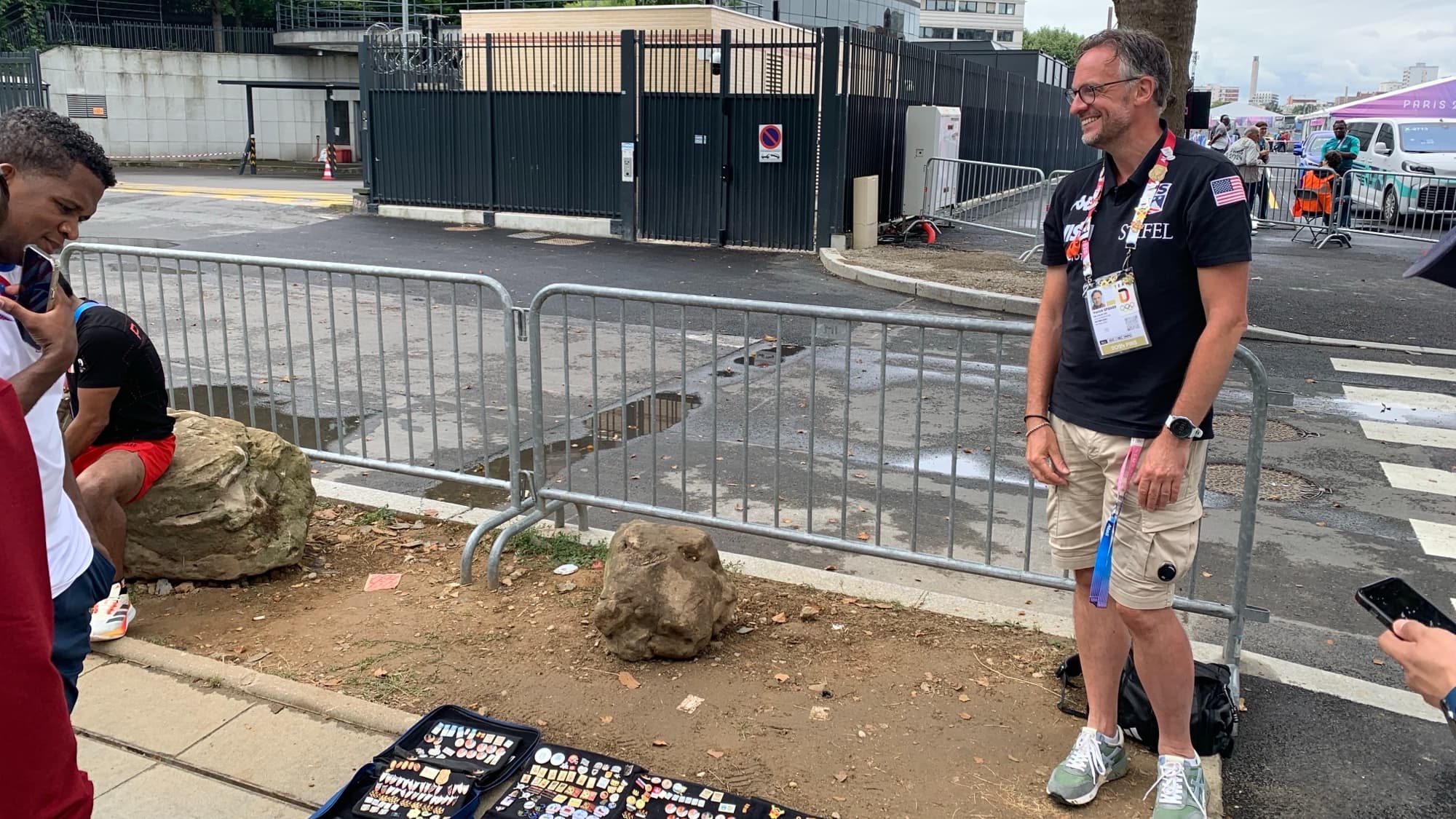 Le collectionneur allemand de pin's olympiques Yorick Spieker, à Saint-Denis le 26 juillet 2024