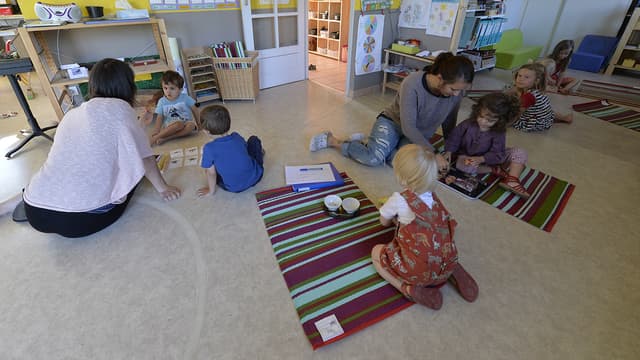 Enseignantes et enfants d'une école Montessori (photo d'illustration)