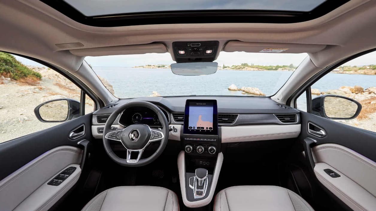 L'intérieur du nouveau Renault Captur en finition Initiale Paris. La planche de bord introduite sur la dernière Clio arrive sur le SUV, avec (dans cette finition haute) un grand écran tactile au centre de 9,3 pouces et des compteurs numériques derrière le volant. Seul petit bémol: on peut bien faire apparaître les instructions de navigation au niveau des compteurs (tourner à droite dans 100 mètres par exemple) mais pas l'affichage intégral de la carte, ce que proposent d'autres marques généralistes, chez PSA notamment. L'intérieur du nouveau Renault Captur en finition Initiale Paris. La planche de bord introduite sur la dernière Clio arrive sur le SUV, avec (dans cette finition haute) un grand écran tactile au centre de 9,3 pouces et des compteurs numériques derrière le volant. Seul petit bémol: on peut bien faire apparaître les instructions de navigation au niveau des compteurs (tourner à droite dans 100 mètres par exemple) mais pas l'affichage intégral de la carte, ce que proposent d'autres marques généralistes, chez PSA notamment.