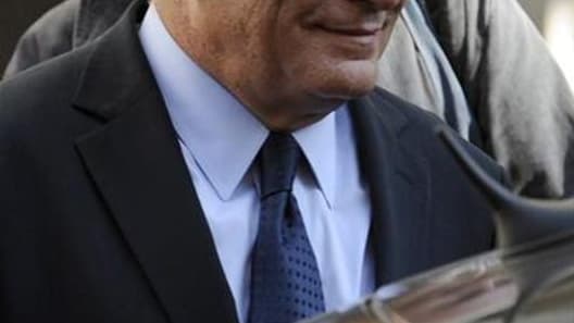 Dominique Strauss-Kahn a décidé de poursuivre en diffamation l'hebdomadaire VSD après la publication des propos d'un forain qui l'accuse d'avoir demandé un pot-de-vin pour favoriser ses affaires en 1990, alors qu'il était président de la commission des Fi