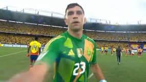 Emiliano Martinez frappe une caméra de TyC Sports après Colombie-Argentine (2-1, qualifs Coupe du monde 2026), le 10 septembre 2024