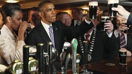 Barack Obama et son épouse Michelle, dans un pub irlandais, dans le petit village de Moneygall, où le président américain a effectué lundi un pèlerinage sur les traces de l'un de ses arrière-arrière-arrière grand-pères. Irlandais en Irlande, Britannique à