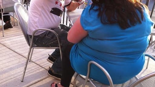 Une jeune femme en surpoids.