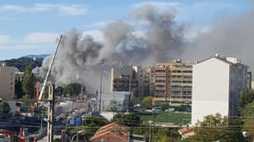 Un feu en cours dans un entrepôt à Nice (Alpes-Maritimes) le vendredi 27 octobre 2023.