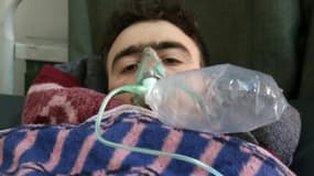 Un Syrien est soigné après une attaque au gaz à Khan Cheikhoun dans le nord-ouest de la Syrie, le 4 avril 2017