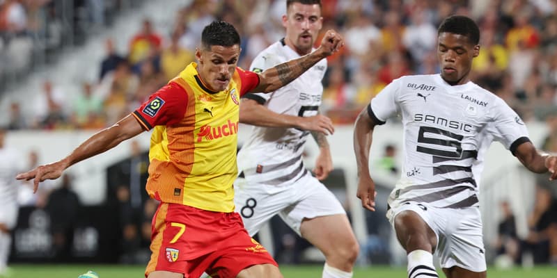 Florian Sotoca et Warmed Omari lors du match entre Lens et Rennes, le 20 août 2023.