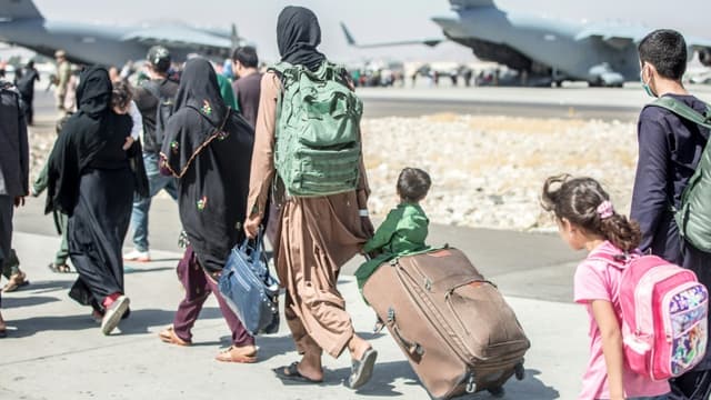 Des Afghans à l'aéroport de Kaboul en attente d'être évacués, le 24 août 2021.