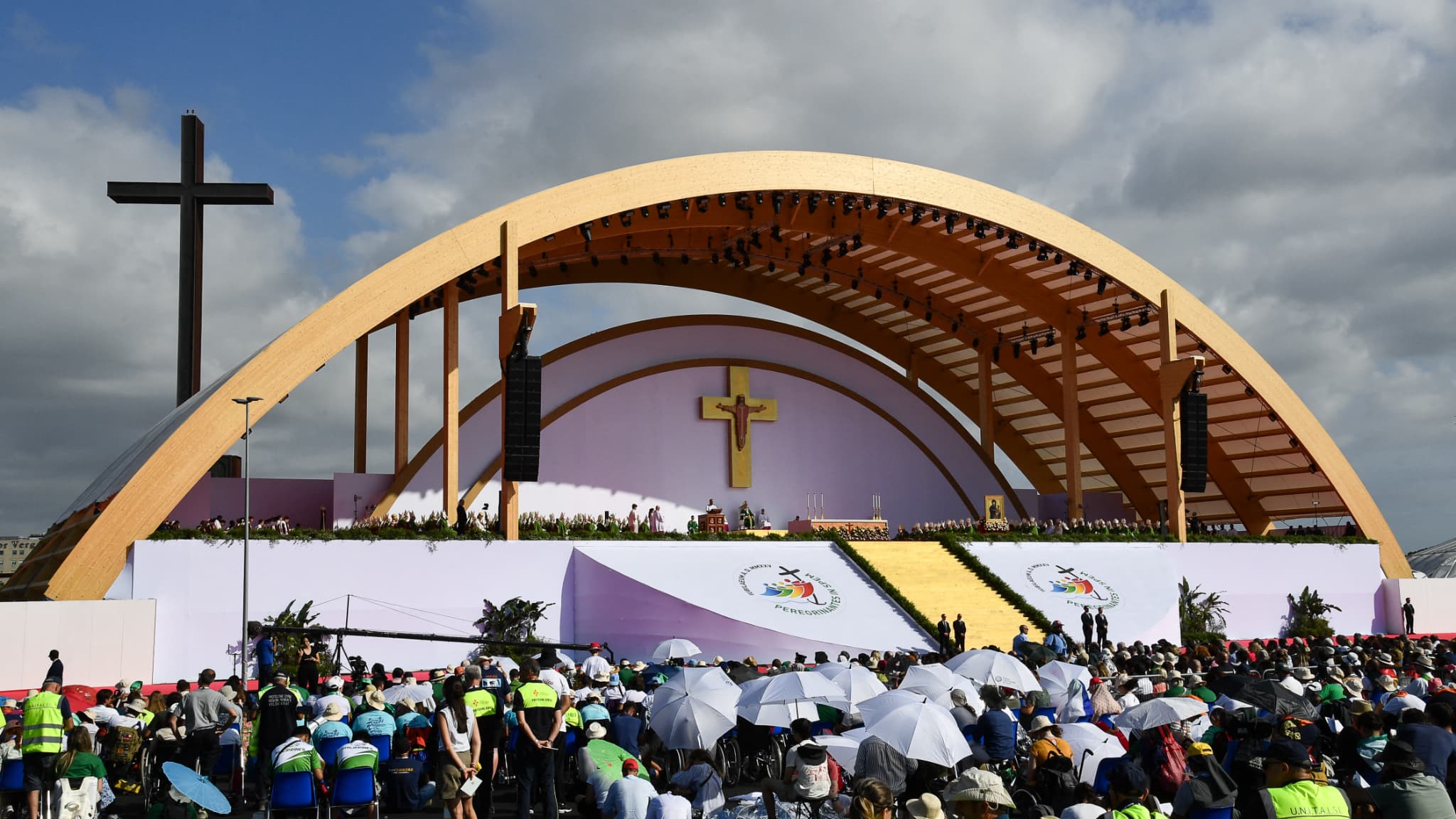 Le pape Léon XIV dirige la messe du dimanche pour le Jubilé de la jeunesse alors que des jeunes et des pèlerins se rassemblent dans le quartier de Tor Vergata à Rome, en Italie, le 3 août 2025.