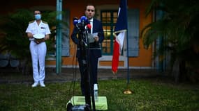 Le ministre des Outre-mer Sébastien Lecornu s'adresse à la presse le 29 novembre 2021 à Pointe-à-Pitre
