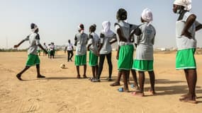 Des jeunes nigérianes, ayant fui leur pays, il y a des années, suite aux exactions des jihadistes de Boko Haram, s'entraînent au camp de réfugiés de Minawao, le 16 janvier 2022 à Maroua (Cameroun)