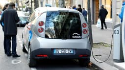 Une Autolib' en charge dans une rue parisienne en 2011. Dix ans après, la gestion des bornes est reprise par le groupe Total 