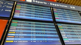 Des panneaux d'information sur les vols au départ lors d'une panne des systèmes de contrôle aérien à l'aéroport de Paris-Orly, au sud de Paris, le 18 mai 2025