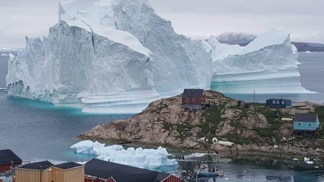 Photo de l'iceberg situé à proximité du village d'Innarsuit le 13 juillet