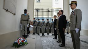 Le ministre des Armées Sébastien Lecornu dépose une gerbe de fleurs en hommage à Alfred Dreyfus à l'École militaire, à Paris, le 11 novembre 2023