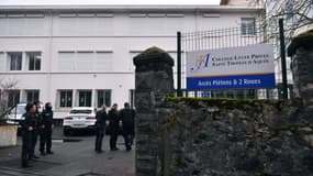 Des policiers devant une entrée du collège-lycée Saint-Thomas d’Aquin à Saint-Jean-de-Luz le 22 février 2023