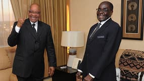 Le président Mugabe, ici à droite.