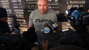 Dana White face aux journalistes avec un t-shirt Zuffa Boxing en 2017