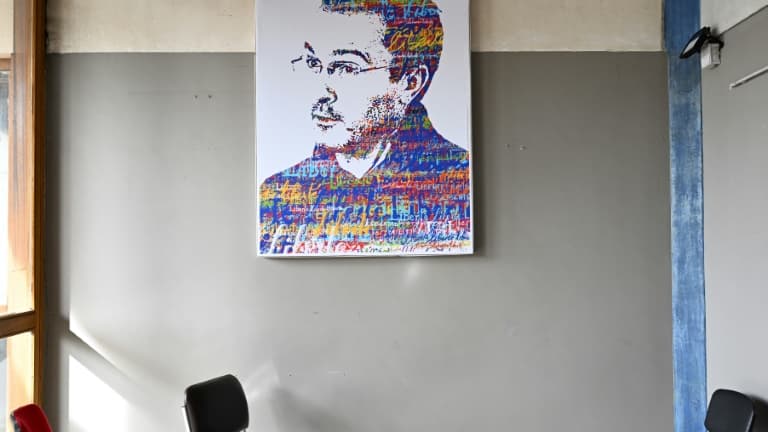 Un portrait de Samuel Paty lors d'une cérémonie d'hommage à l'école du Bois d'Aulne dans lequel il enseignait, à Conflans-Sainte-Honorine, dans les Yvelines, le 16 octobre 2023