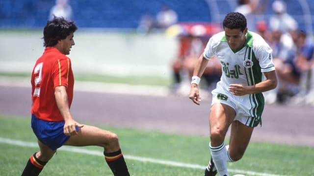 Tomas d'Espagne et Faouzi Mansouri d'Algérie lors du match de la Coupe du Monde de la FIFA entre l'Algérie et l'Espagne, à l'Estadio Tecnologico, Monterrey, Mexique, le 12 juin 1986.