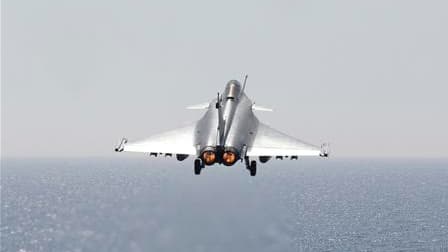 Un Rafale quitte le porte-avions Charles-de-Gaulle pour une mission au-dessus de la Libye. Les forces françaises ont bombardé dans la nuit de dimanche à lundi un important centre de commandement de l'armée libyenne au sud de Tripoli. /Photo prise le 28 ma