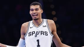 Victor Wembanyama amusé lors d'un match des Spurs en NBA, novembre 2023