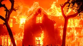 Une maison en flammes à Altadena au nord de Los Angeles le 8 janvier 2025