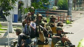 Soldats kirghizes à Och, au Kirghizistan. Le gouvernement intérimaire kirghize a sollicité samedi l'aide militaire de la Russie pour rétablir l'ordre à dans la ville, théâtre de violences ethniques théâtre de violences ethniques qui ont fait au moins 63 m