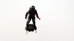 La star française du hoverboard Franky Zapata s'envole pour traverser la Manche entre la France et l'Angleterre à l'aide d'un hoverboard, le 25 juillet 2019 à Calais, en France. (Photo d'illustration)