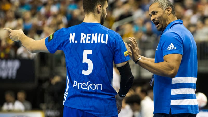 Didier Dinart en pleine discussion avec Nedim Remili lundi soir lors du match face à la Corée