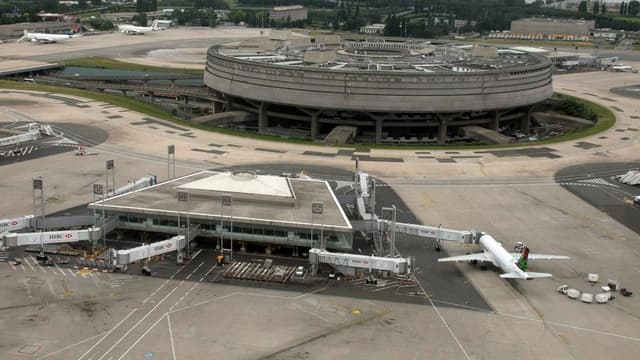 La liaison ferroviaire Charles-de-Gaulle Express doit relier à l'horizon fin 2023 directement Paris (Gare de l'Est) au terminal 2 de l'aéroport Roissy-Charles-de-Gaulle en 20 minutes et pour 24 euros.