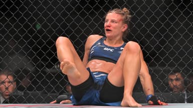 Manon Fiorot au moment de son knockdown subi dans les dernières secondes du 4e round lors du combat pour le titre des -57kg face à Valentina Shevchenko, ce dimanche à Montréal.