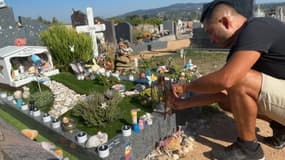 Benjamin Bui sur la tombe de sa fille à Lozanne (Rhône) en septembre 2023, près de trois ans après son meurtre par son ex-compagne.