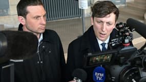 Les avocats de Joël Le Scouarnec, Thibaut Kurzawa (G) et Maxime Tessier, le 4 mars 2025 à Vannes