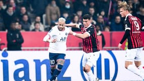 Neymar face à Daniliuc lors de Nice-PSG, le 5 mars 2022.