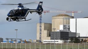 Un hélicoptère de la gendarmerie s'apprête à atterrir près de la centrale de Blaye, en Gironde