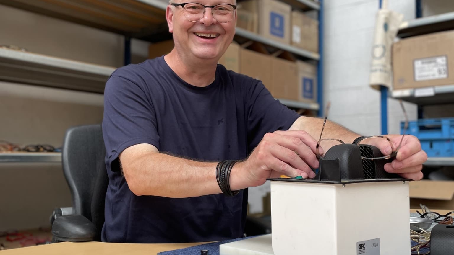 L'atelier de reconditionnement de ZAC remet en état les lunettes d'occasion