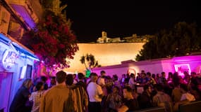 Des personnes se rassemblent à une terrasse de bar sur la Calle de la Virgen à Ibiza le 25 août 2021. Photo d'illustration