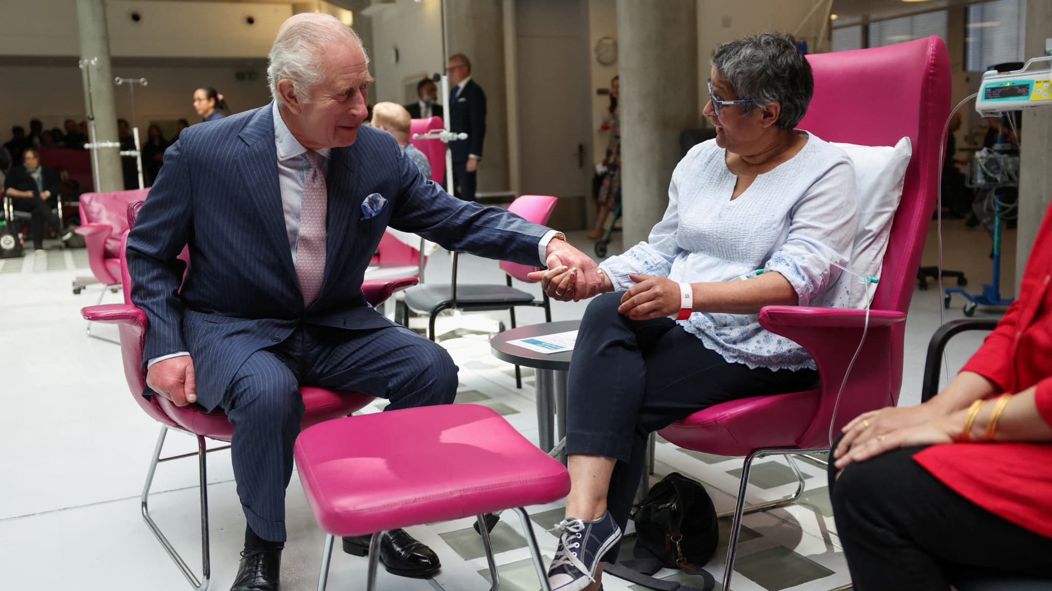 Le roi Charles III le 30 avril 2024 lors d'une visite du centre de traitement du cancer Macmillan à l'University College Hospital de Londres.