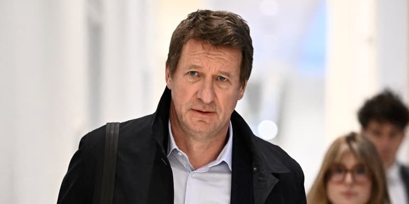 Le sénateur écologiste Yannick Jadot arrive au tribunal correctionnel de Paris le 25 mars 2025