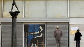 La Galerie nationale d'art à Athènes fermée après le vol de deux tableaux lundi. Le premier, Tête de femme", est une oeuvre de Pablo Picasso, le second, une toile de Piet Mondrian,. /Photo prise le 9 janvier 2012/REUTERS/Yiorgos Karahalis