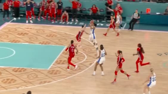 Le dernier tir de Gabby Williams au buzzer lors de la finale des JO 2024 entre la France et les Etats-Unis, 11 août 2024 Le dernier tir de Gabby Williams au buzzer lors de la finale des JO 2024 entre la France et les Etats-Unis, 11 août 2024