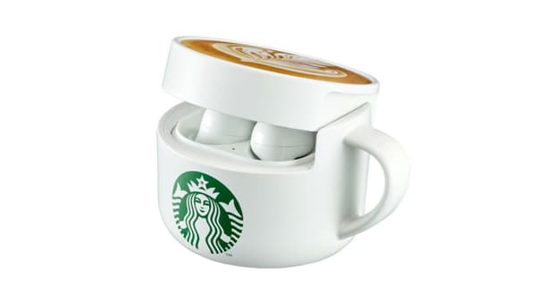 Starbucks, en collaboration avec Samsung, propose un étui de recharge pour écouteurs en forme de mug.