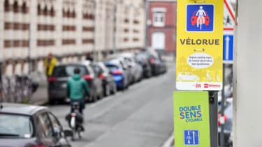 "Dans cette rue, je reste derrière le cycliste", précise l'affiche de la première "vélorue" lilloise.