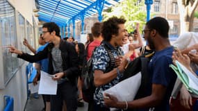 Des lycéens consultent leurs résultats au bac le 6 juillet 2018 à Paris.