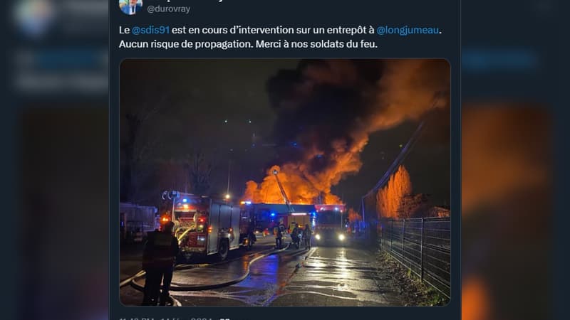 Essonne: un impressionnant incendie en cours dans un entrepôt à Longjumeau