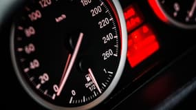 Le compteur de vitesse sur le tableau de bord d'une voiture (photo d'illustration).