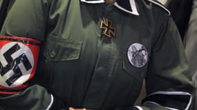 Détail d'un déguisement d'uniforme nazi.