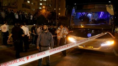 Des forces de sécurité et des secouristes sur le site où un Arabe a poignardé un Israélien avant d'être tué le 12 octobre 2015 à Jérusalem