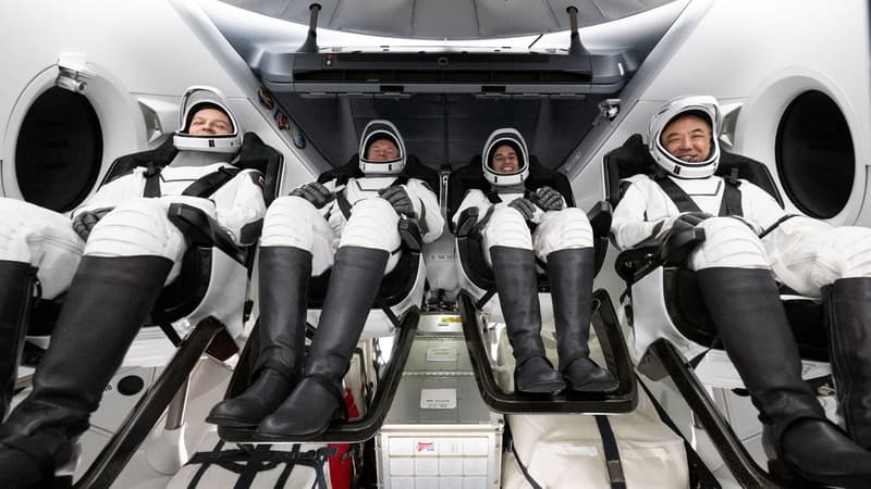 Le cosmonaute de Roscosmos (agence spatiale russe) Konstantin Borisov (à gauche), l'astronaute de l'ESA (Agence spatiale européenne) Andreas Mogensen, l'astronaute de la NASA Jasmin Moghbeli, et l'astronaute de JAXA (Agence japonaise d'exploration spatiale) Satoshi Furukawa se trouvent à bord du vaisseau spatial SpaceX Dragon Endeavour peu après son atterrissage dans le golfe du Mexique, le 12 mars 2024 au large de Pensacola, en Floride. 
