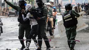Un manifestant est arrêté dans une manifestation contre le gouvernement à Caracas, au Venezuela, le 28 juillet 2017.